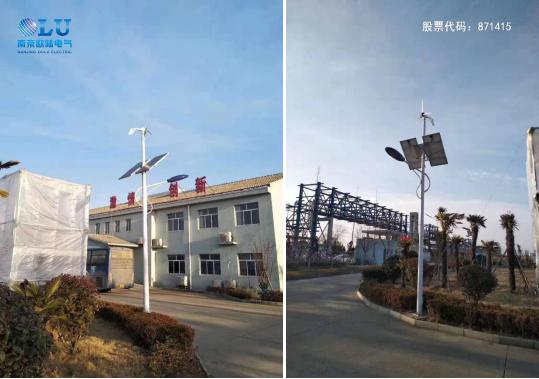 南京歐陸電氣自主生產(chǎn)的風(fēng)光互補路燈現(xiàn)場應(yīng)用案例.jpg