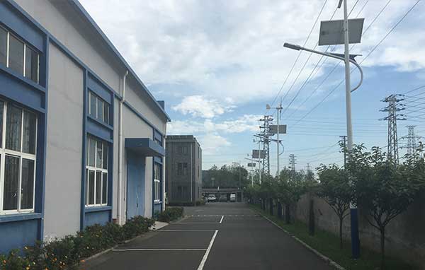 歐陸電氣廠區(qū)風(fēng)光互補(bǔ)路燈系統(tǒng)案例.jpg