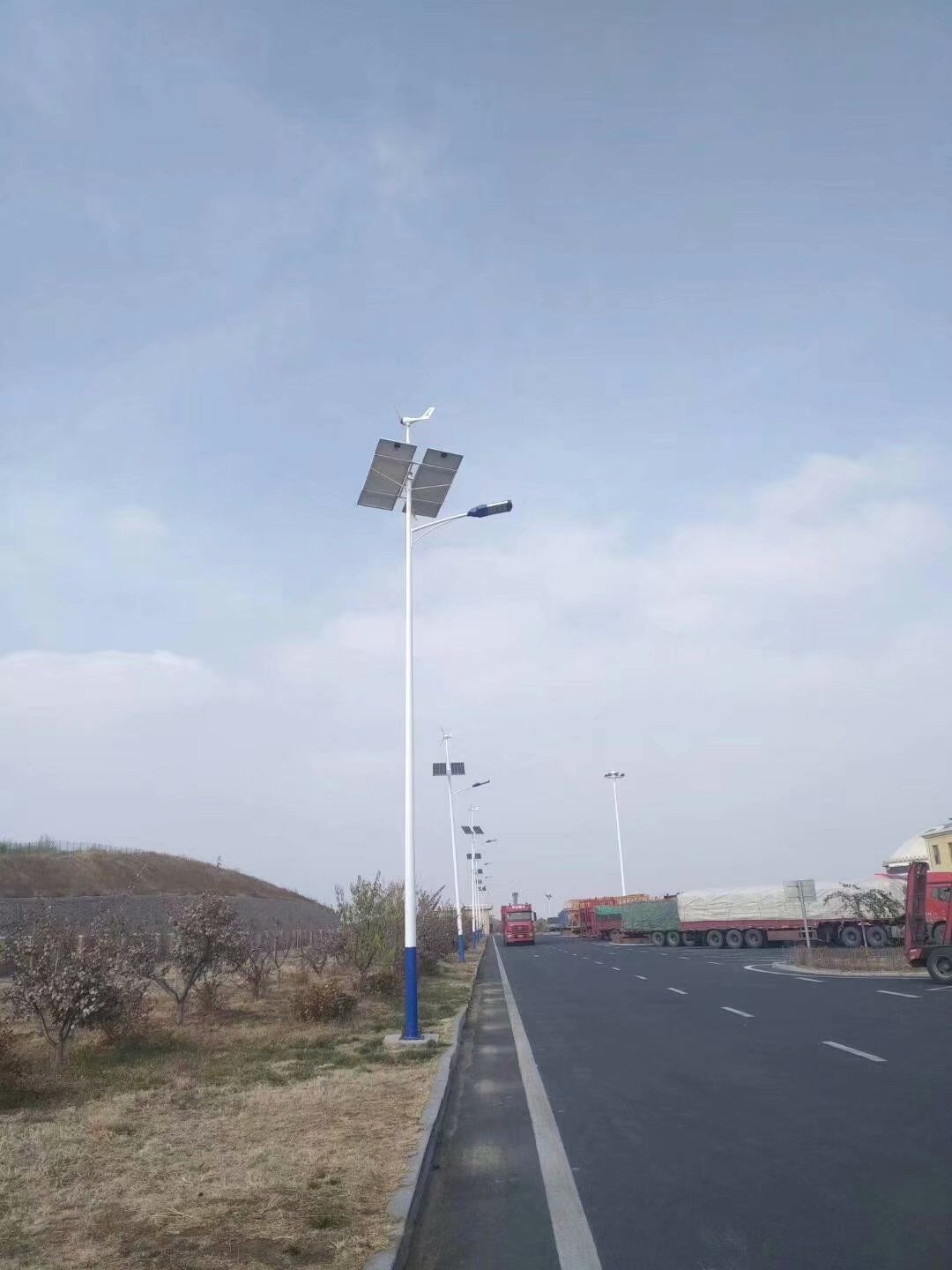 南京歐陸電氣風光互補照明系統，設備配置功率300W.jpg