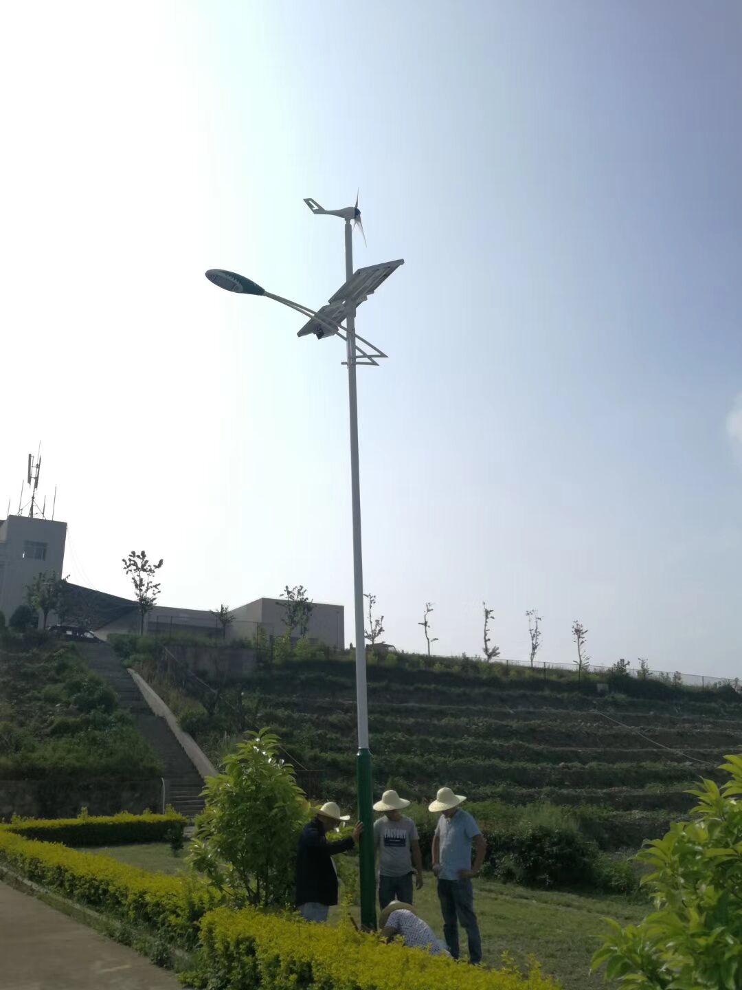 南京歐陸300W風(fēng)光互補發(fā)電機為四川郫都縣鄉(xiāng)村道路點燃光亮.jpg